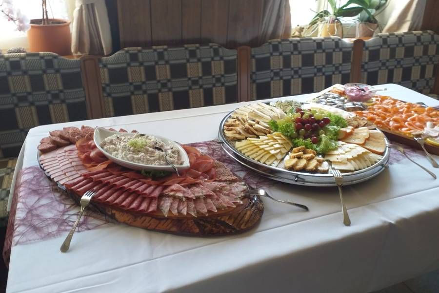 Fleisch- und Käseplatte für das Buffet