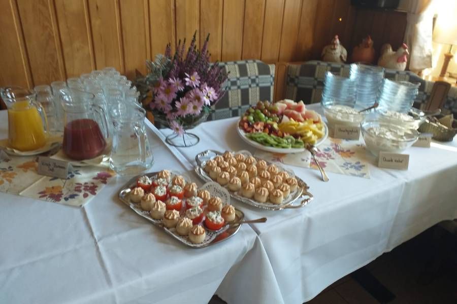 Frühstücksbuffet mit Eiern, Saft und Quarkspeisen